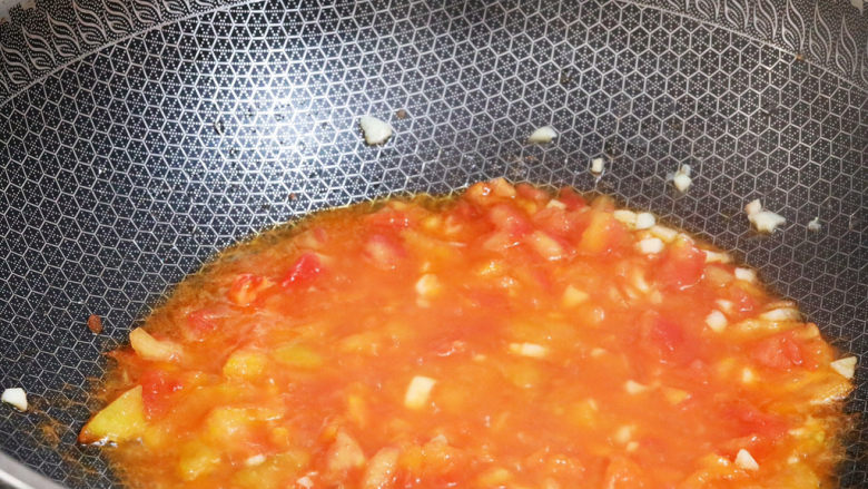 番茄土豆丁,翻炒至出汁，边炒边用锅铲压，很快就出汁