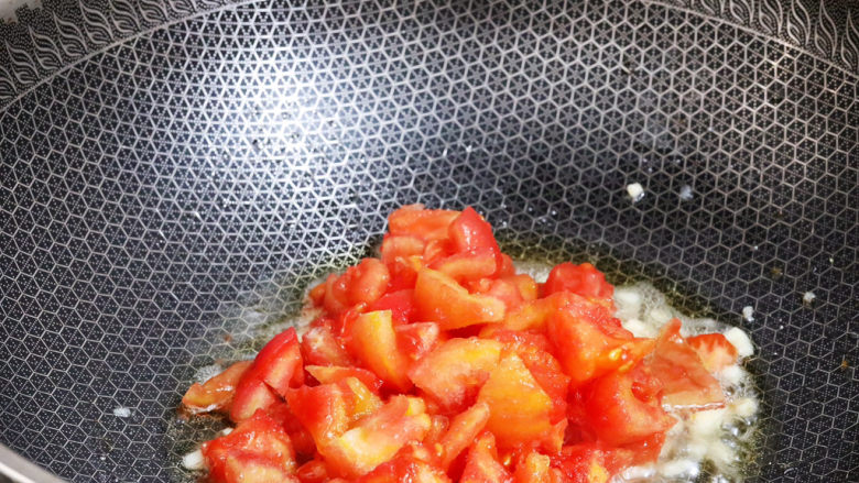 番茄土豆丁,加入番茄