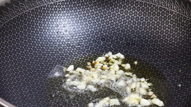 番茄土豆丁,锅中倒入适量的食用油烧热，放入蒜末爆香