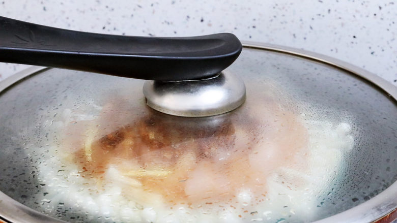 金针菇蒸鸡胸肉,放入烧开水的蒸锅，蒸20分钟