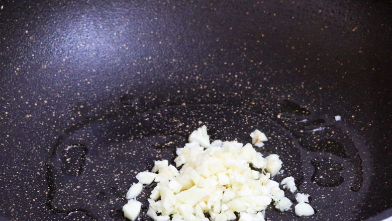 金针菇蒸鸡胸肉,锅中倒入适量的食用油烧热，放入蒜末