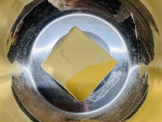 咸香芝士曲奇,干净盆里放入黄油室温软化。