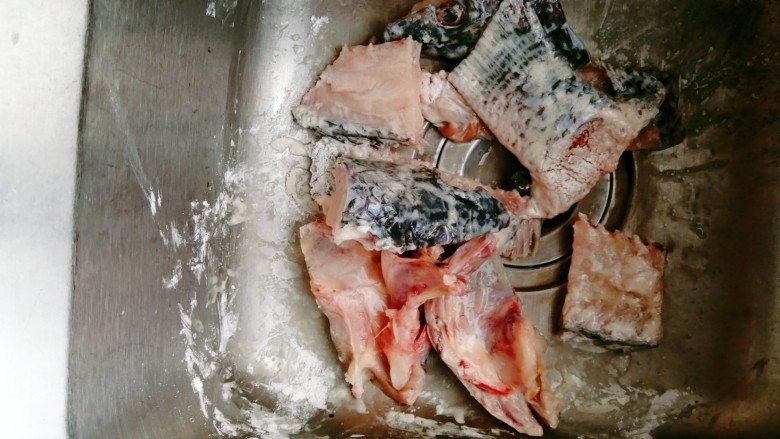 特色鱼头豆腐汤,搅匀后洗干净