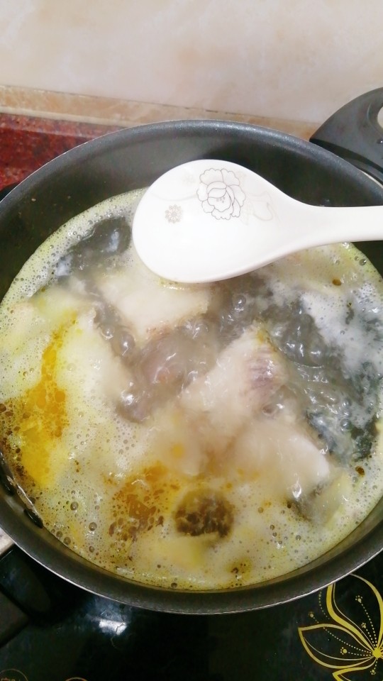 特色鱼头豆腐汤,把汤的泡泡捞出来