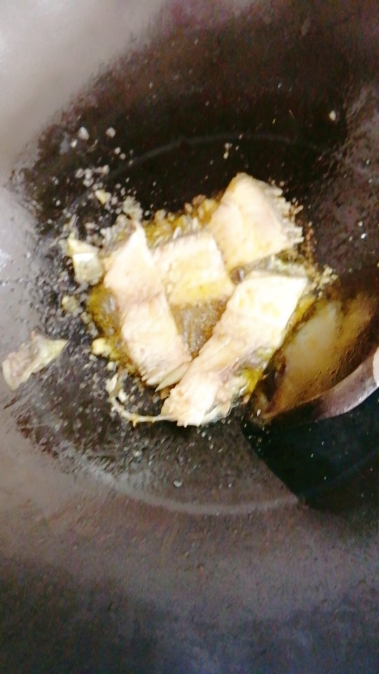 特色鱼头豆腐汤,鱼骨也煎至两面金黄哦