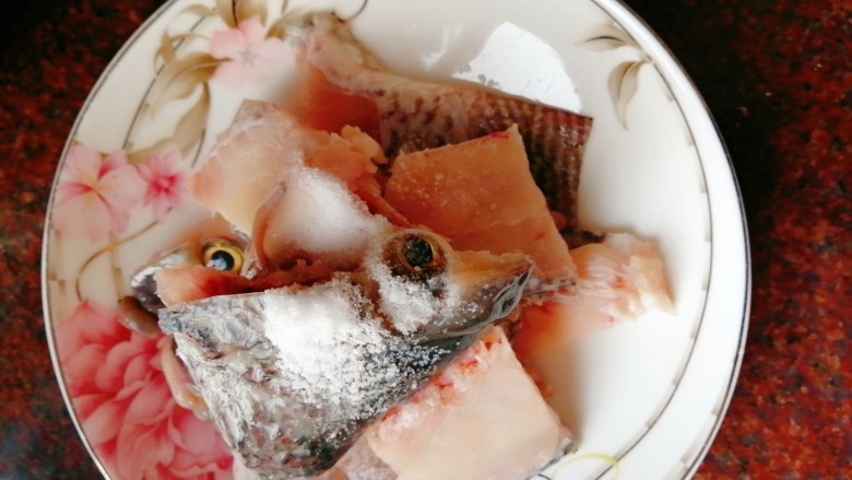 特色鱼头豆腐汤,加入盐和料酒搅匀