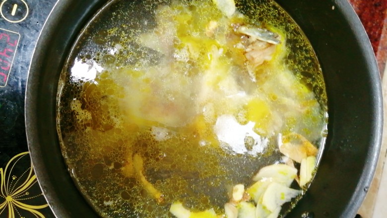 特色鱼头豆腐汤,把煎好的鱼🐠放入用姜煮滚的热水中