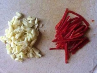 清炒莴笋丝,把蒜切成末，把红尖椒切成丝