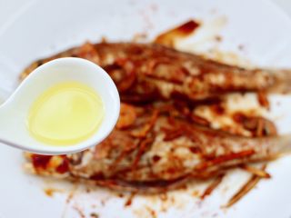 风味烧烤鱼,这个时候浇入花生油，这样烤出来的鱼外酥里嫩锁住了水分，口感更佳。