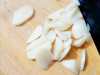 蒜蓉粉丝蒸金针菇,蒜用刀切末