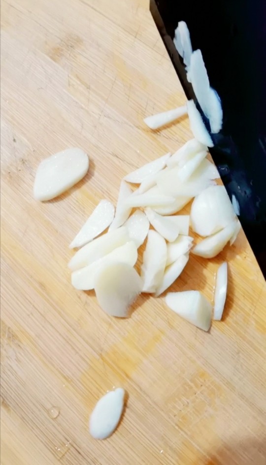 蒜蓉粉丝蒸金针菇,蒜用刀切末