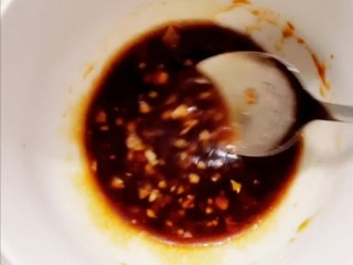 蒜蓉粉丝蒸金针菇,用勺子搅拌均匀