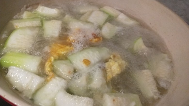 丝瓜蛋汤,加入白胡椒。