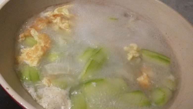 丝瓜蛋汤,煮软即可。