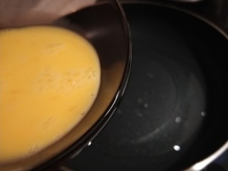 丝瓜蛋汤,锅中倒入适量油烧热，倒入蛋液。