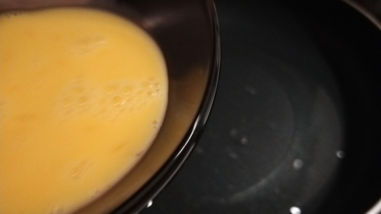 丝瓜蛋汤,锅中倒入适量油烧热，倒入蛋液。