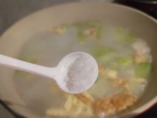 丝瓜蛋汤,加入味精。