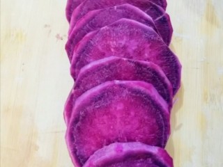 紫薯发面饼,紫薯切片备用