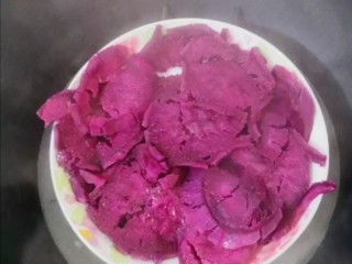 紫薯发面饼,蒸熟的紫薯