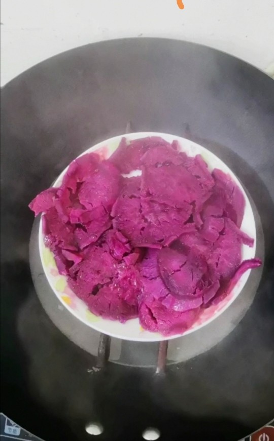 紫薯发面饼,蒸熟的紫薯