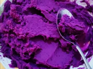 紫薯发面饼,用勺子压成泥