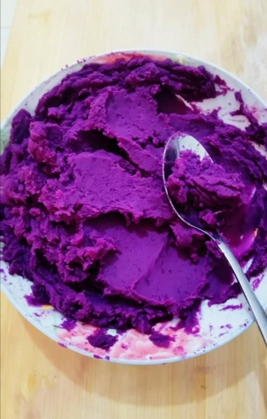 紫薯发面饼,用勺子压成泥