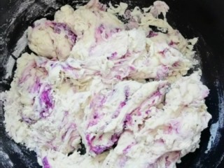 紫薯发面饼,把酵母水倒入面粉里