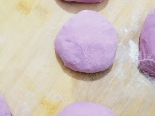 紫薯发面饼,面团揉匀