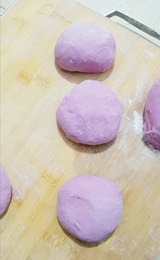 紫薯发面饼,面团揉匀