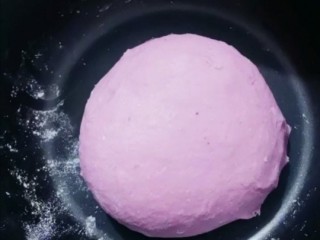 紫薯发面饼,揉成光滑面团醒发