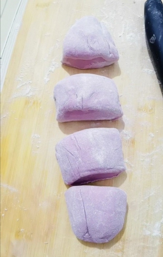 紫薯发面饼,均匀揪成大小剂子