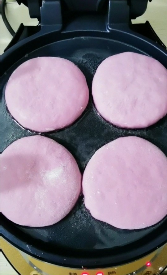 紫薯发面饼,饼铛加入食用油，放入紫薯饼