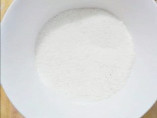 紫薯发面饼,四小勺白糖加入一小勺面粉搅拌均匀搅拌均匀