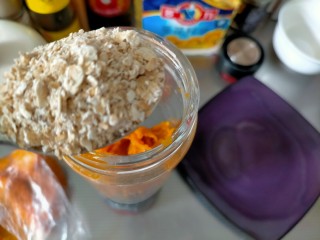 南瓜羹🎃,加即食燕麦片2勺，南瓜本身微甜，口味重的可以再加一勺白糖