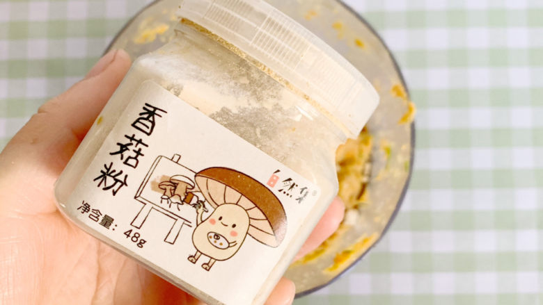 宝宝辅食：胡萝卜猪肉蒸饺,加入适量的香菇粉和适量的盐