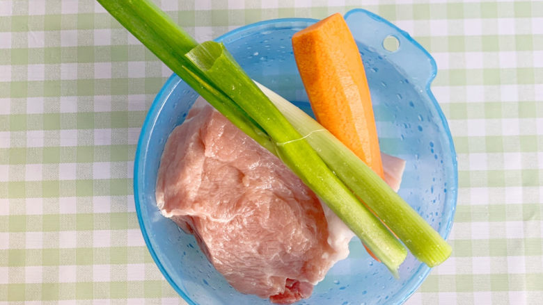 宝宝辅食：胡萝卜猪肉蒸饺,把食材洗干净放入料理机中打成泥