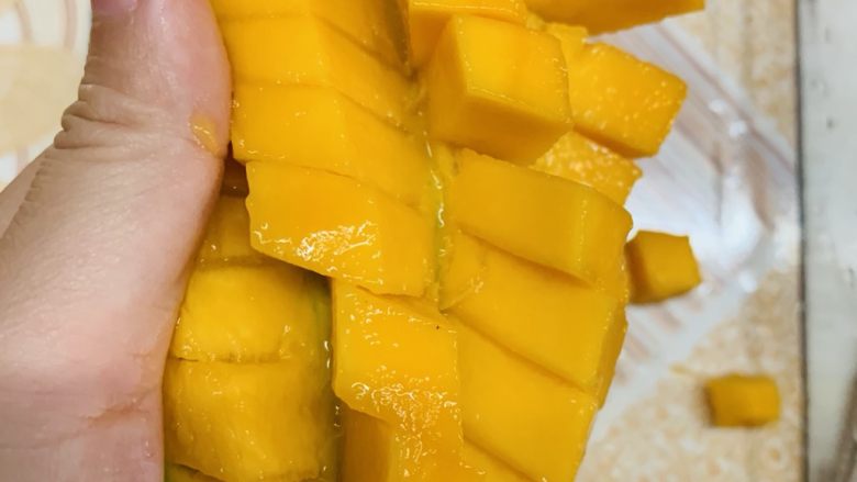 芒果牛奶冻,果肉翻开就可以把芒果切小块了。
