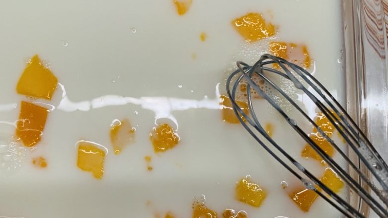芒果牛奶冻,把表面小泡戳掉。