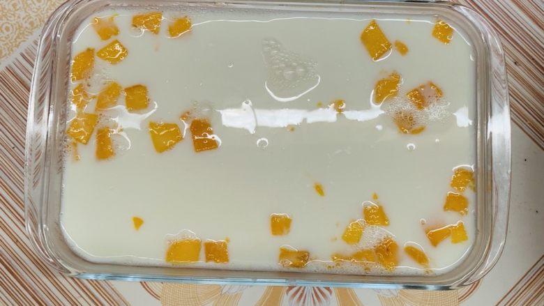 芒果牛奶冻,倒入铺满芒果的模具里。