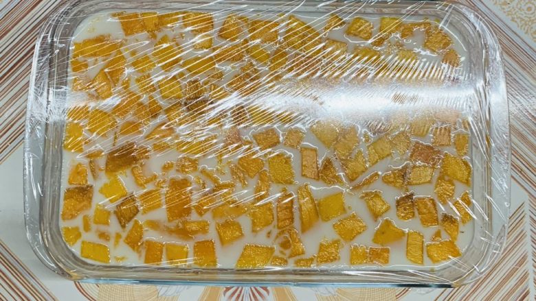 芒果牛奶冻,用保鲜膜包裹起来。