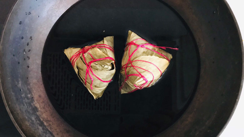 美味的新疆酸奶粽子,粽子放进锅里，加冷水浸泡烧开