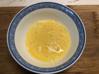 丝瓜蛋汤,再把鸡蛋打散，最好用土鸡蛋，颜色黄黄的好看
