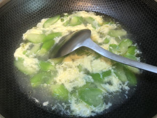 丝瓜蛋汤,用勺子推几下，让鸡蛋花细腻一些