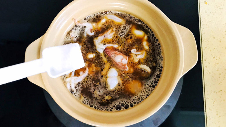 排骨海鲜面砂锅煲,尝一下味道，再加半勺盐调味