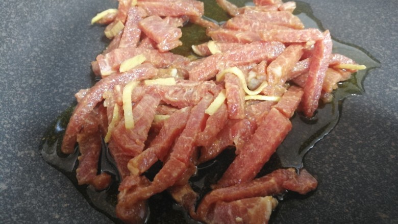 肉炒蒜苔,中火肉条冷油下锅。