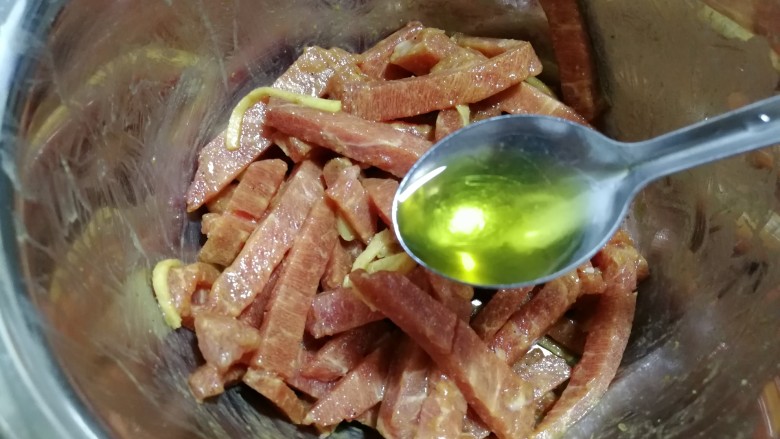肉炒蒜苔,放一点点的油炒的时候不会粘锅。