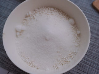 水晶粽子,在西米里倒入适量的白砂糖，倒多点就会甜一点