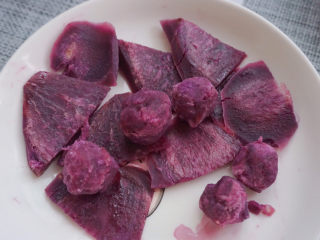 水晶粽子,可以将紫薯搓成圆团