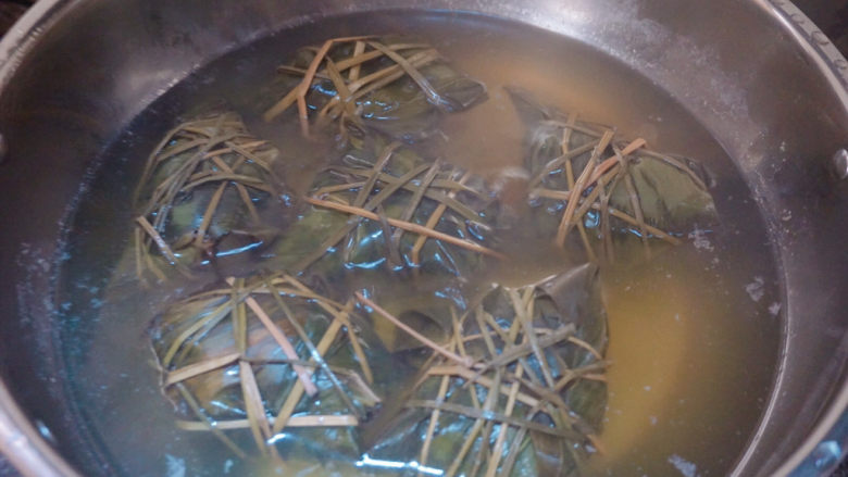 红豆粽子,放入水中大火焖煮2小时（记得中途加水哦，不然水就煮干了）