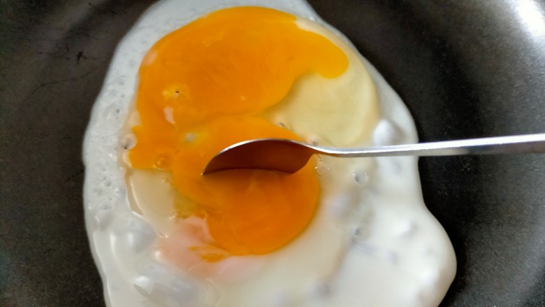 早餐卷饼,蛋黄用勺子打散
